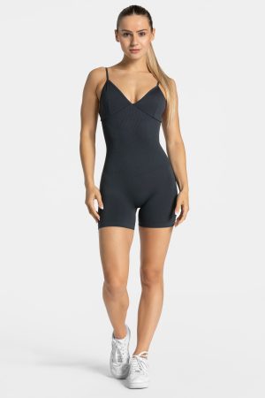 Essence V-Back Covert Scrunch Short Jumpsuit für