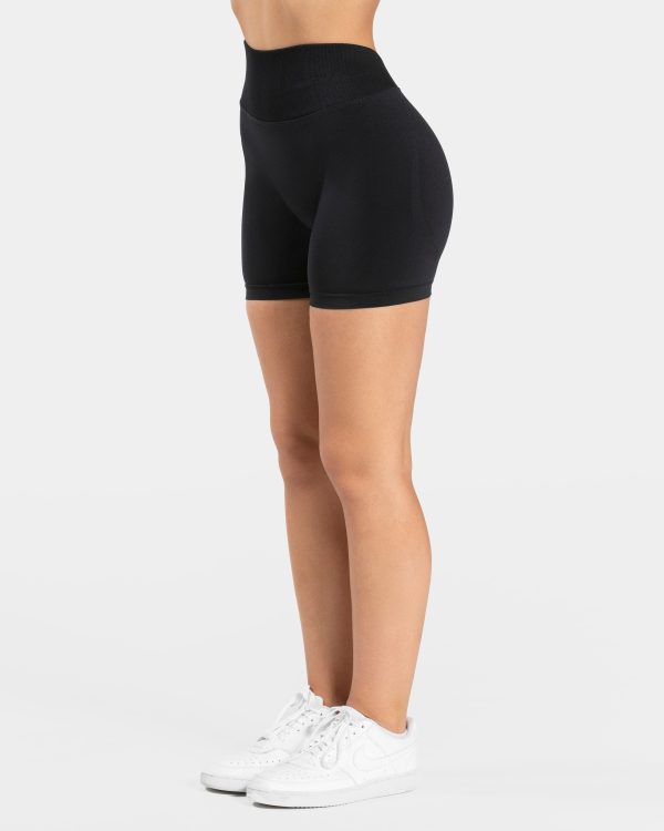 Modische Essence V-Back Covert Scrunch Short in F – Bild 2
