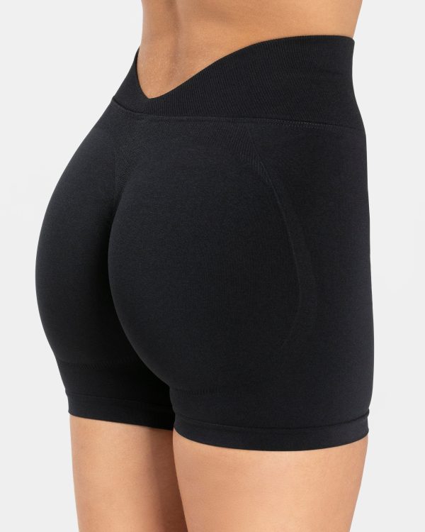 Modische Essence V-Back Covert Scrunch Short in F – Bild 4