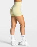 Modische Femme Sculpt Scrunch Short in Farbe Gelb