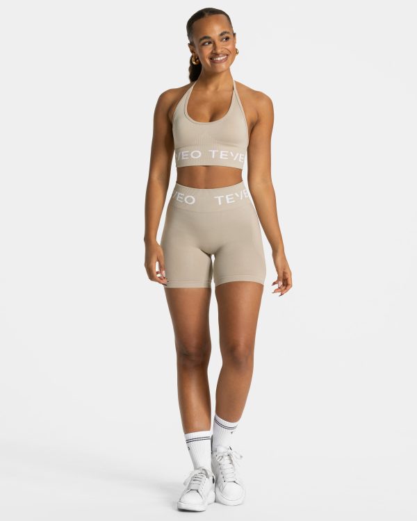 Signature Covert Scrunch Short für Frauen in Latte – Bild 3