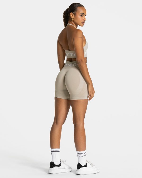 Signature Covert Scrunch Short für Frauen in Latte – Bild 5