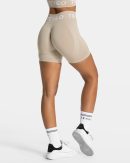 Signature Covert Scrunch Short für Frauen in Latte