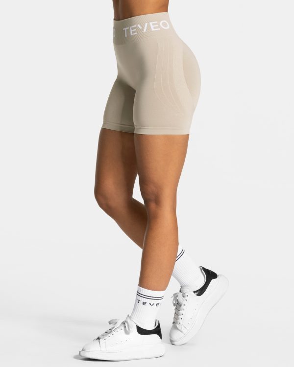Signature Covert Scrunch Short für Frauen in Latte – Bild 2