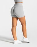 Modische Statement Scrunch Short in Farbe Hellgrau