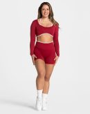 Ignite Sculpt Scrunch Short  Cherry – bequem und