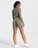 Charming Scrunch Short Khaki – bequem und stylisch