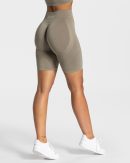 Charming Scrunch Short Khaki – bequem und stylisch