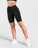 Charming Scrunch Short "Schwarz" - TEVEO