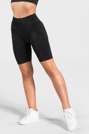 Charming Scrunch Short "Schwarz" - TEVEO