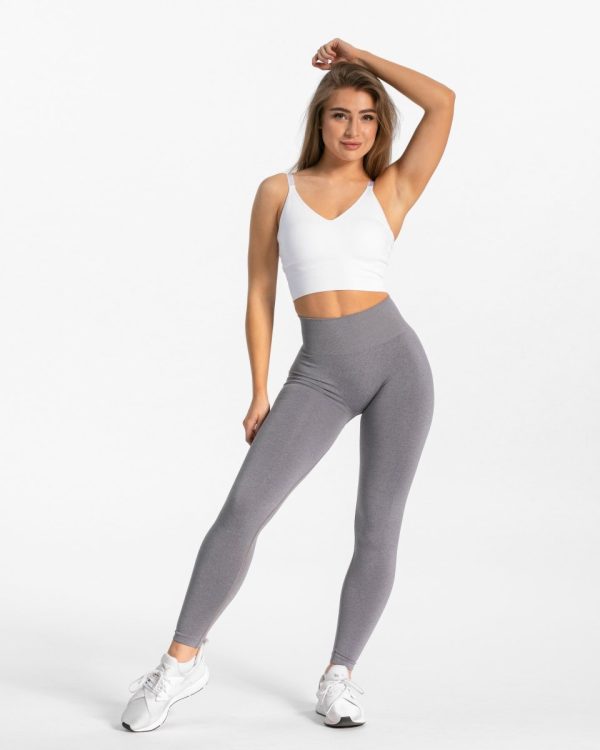 Essential V-Top Damenhose in Weiß – Bild 5