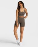 Timeless Scrunch Short Taupe – bequem und stylisch